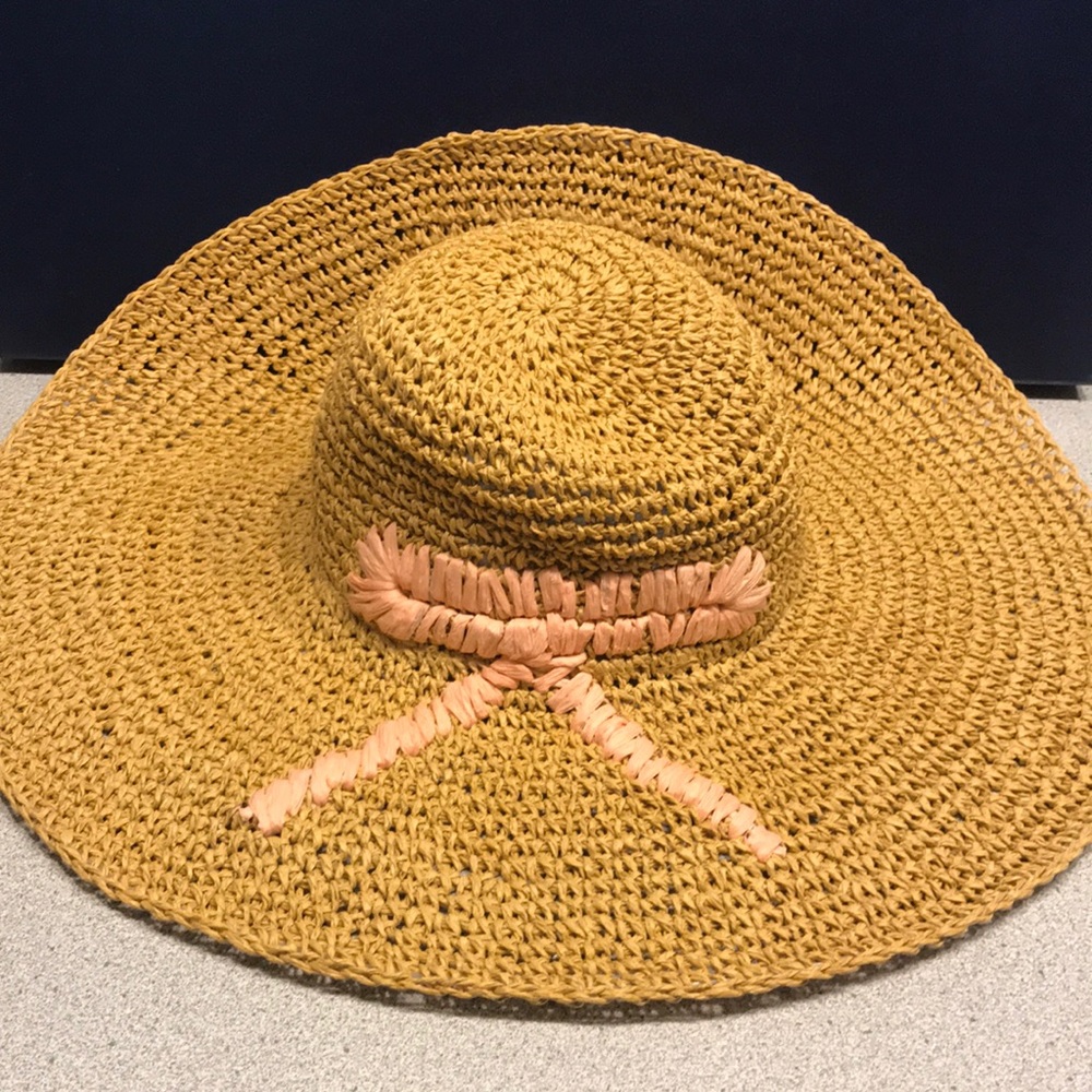 NWT women’s Straw Hat with bow